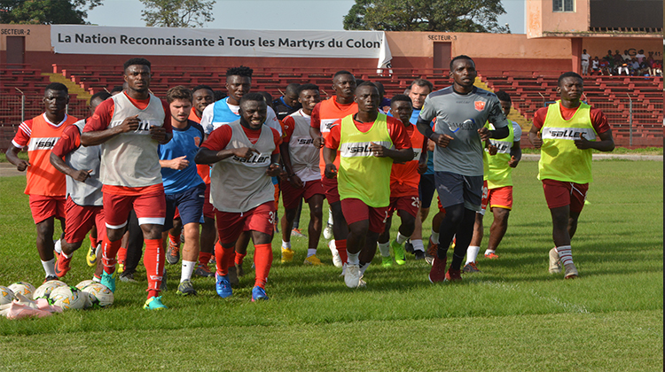 Ligue 1 pro: Patrice Neveu et son staff du Horoya AC au travail