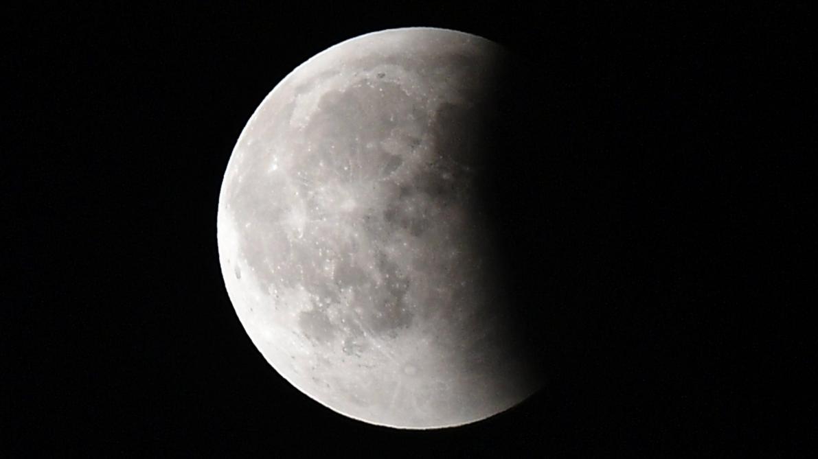 Des fragments de roche lunaire vendus 855.000 dollars aux enchères