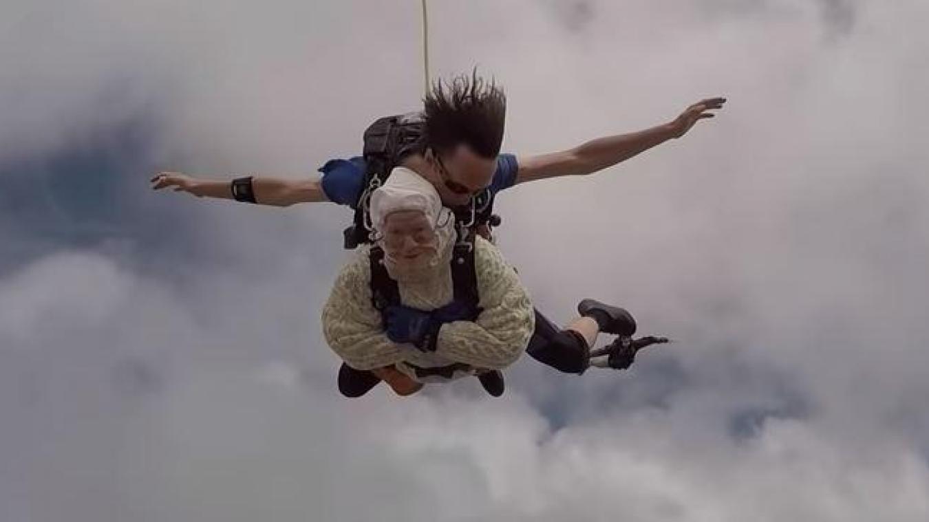 À 102 ans, Irène O’Shea est la plus vieille parachutiste du monde