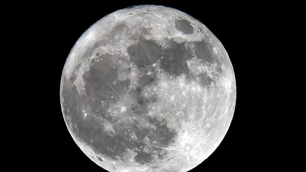 Pour la première fois jeudi, une sonde chinoise devrait se poser sur la face cachée de la lune