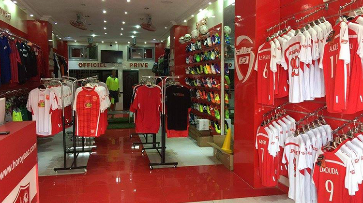 Un joueur attend ses fans à la Boutique Officielle du Horoya AC
