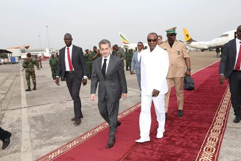 En pleine tourmente, Sarkozy retrouve le tapis rouge à Conakry