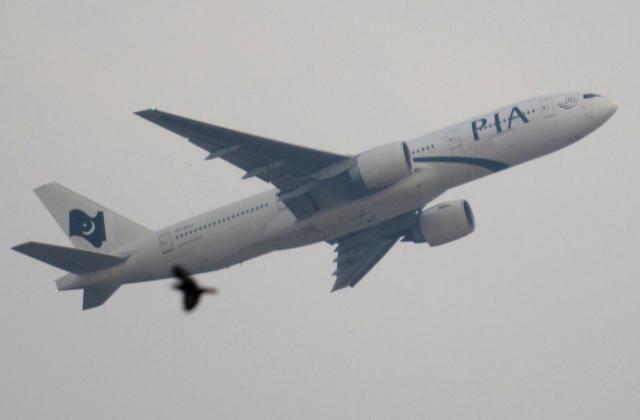 Elle croit aller aux toilettes et ouvre l’issue de secours de l’avion
