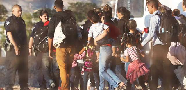 « Si tu veux de l’eau, bois dans les toilettes » : des élus racontent l’horreur d’un centre pour migrants aux Etats-Unis
