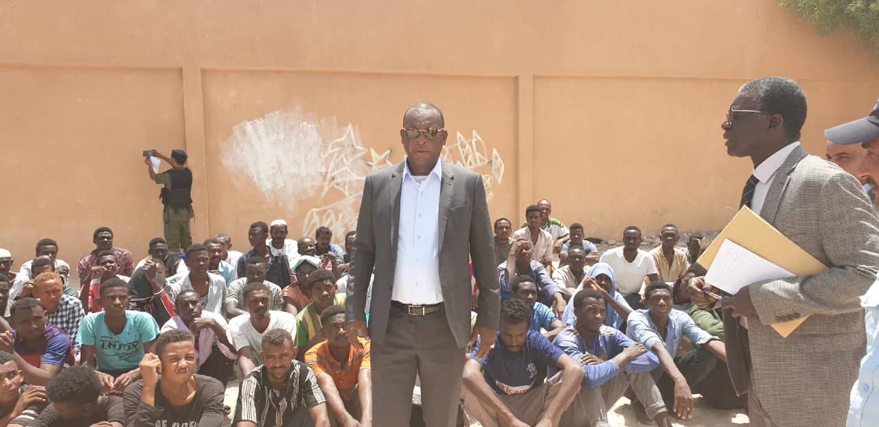 Le général Konaté en mode humanitaire dans des camps de réfugiés libyens