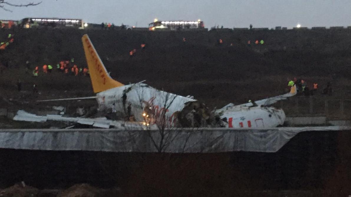Turquie: un avion se brise en deux après son atterrissage à Istanbul
