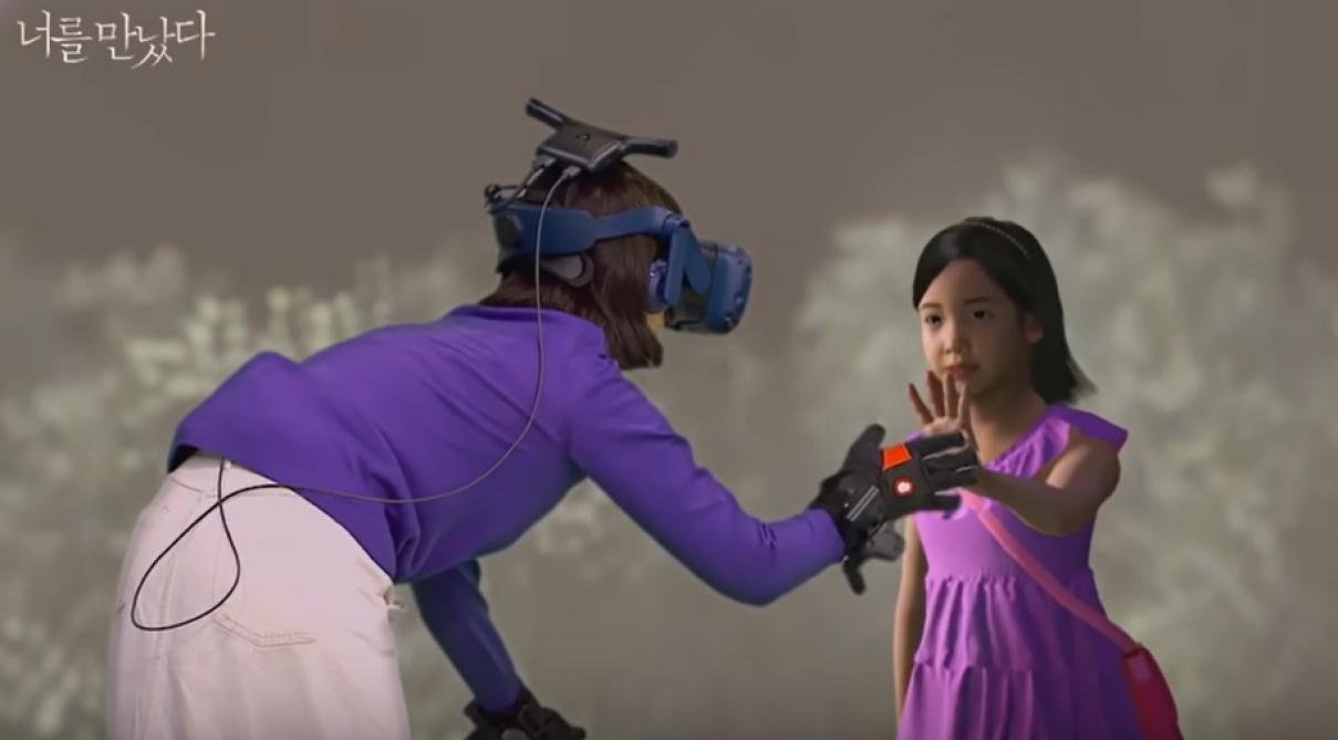 Corée du Sud: grâce à la réalité virtuelle, une maman revoit sa fille décédée il y a trois ans (vidéo)