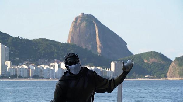 Brésil: à Rio de Janeiro, les statues portent des masques pour inciter les habitants à le faire