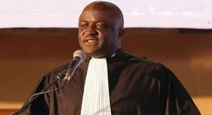 Un avocat Guinéen jette le pavé dans la mare et fait des révélations qui discréditent la nouvelle constitution
