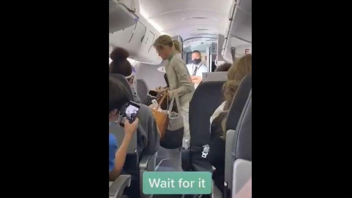 Aux États-Unis, une femme refuse de porter un masque et est débarquée d’un avion sous les applaudissements