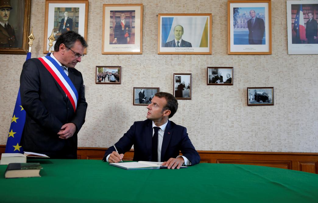 Macron rend hommage à Charles de Gaulle avec une belle faute de conjugaison (photo)