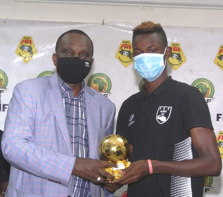 Le Syli U20 à la Feguifoot, Elhadj Abdouramane Bah reçoit son trophée de meilleur buteur du tournois UFOA U20