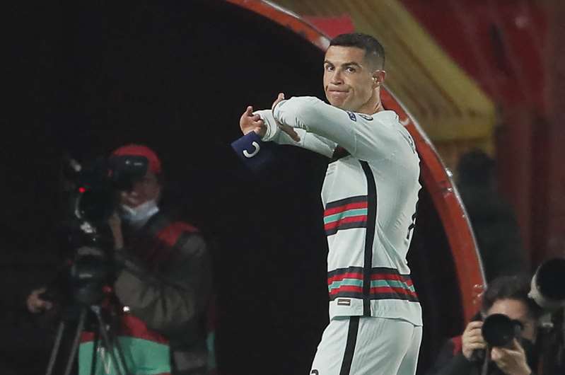 Le brassard jeté par Ronaldo vendu 64.000 euros pour aider un enfant malade