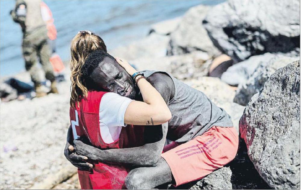 Ceuta: une bénévole harcelée après avoir réconforté un migrant