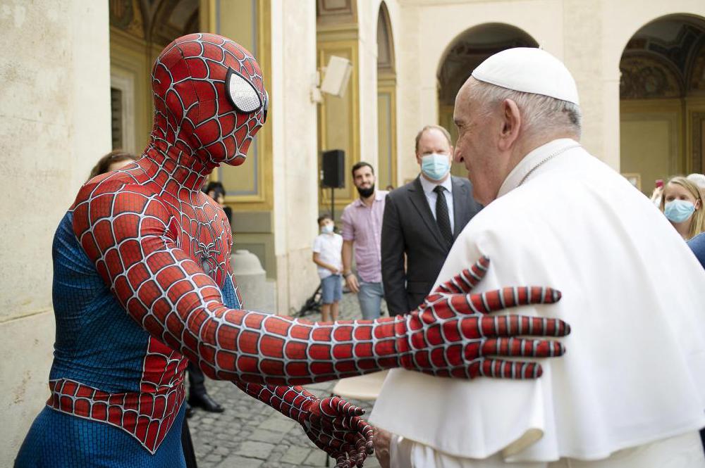 «Spider-Man» reçu en audience par le pape (vidéo)