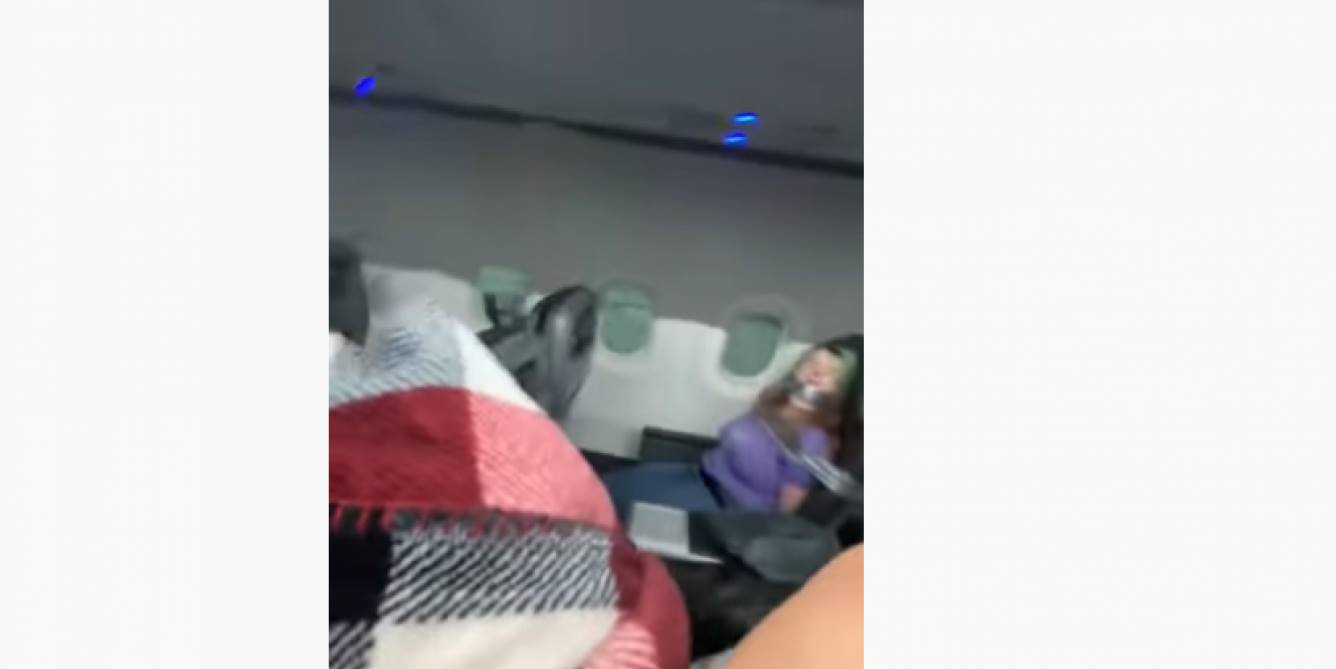 Agitée et voulant ouvrir la porte de l’avion en vol, une passagère a été immobilisée sur son siège (vidéo)