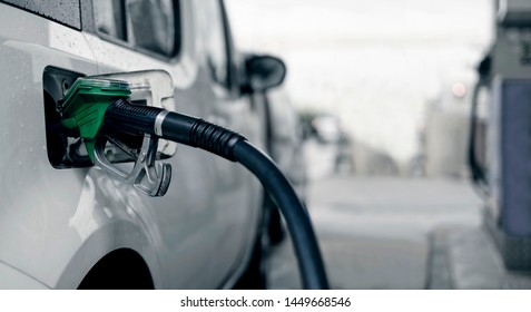 Le gouvernement augmente, enfin, le prix du carburant