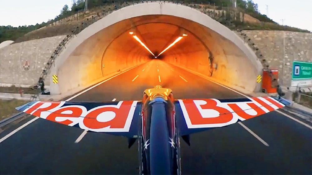 Un Italien traverse deux tunnels en avion à 245 km/h, un record