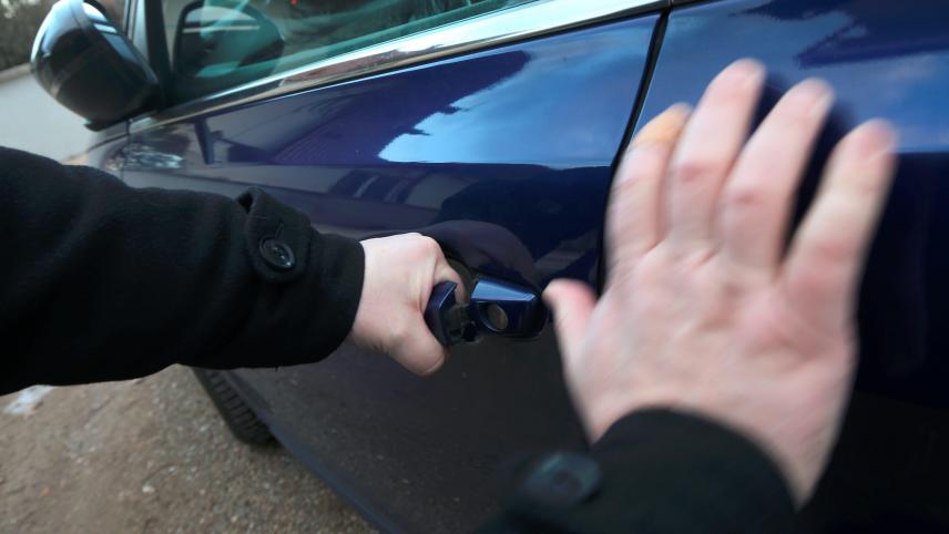 Un voleur s’introduit dans une voiture et tombe sur deux policiers en planque