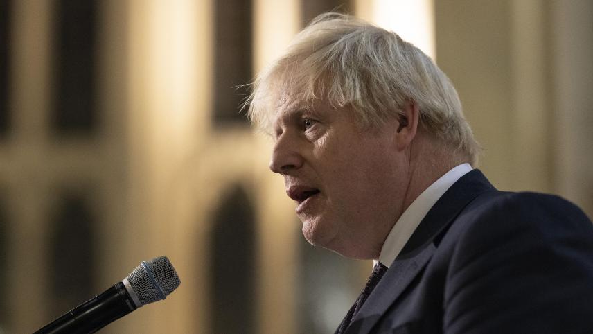 Imitation des bruits de moteur de voiture, bégaiements, notes perdues, le discours chaotique de Boris Johnson