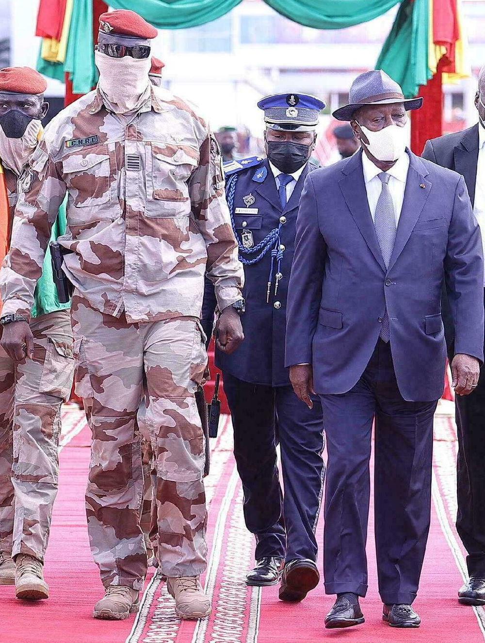 Le colonel Mamadi Doumbouya magnifié par le président Ivoirien ( Mandian Sidibé )