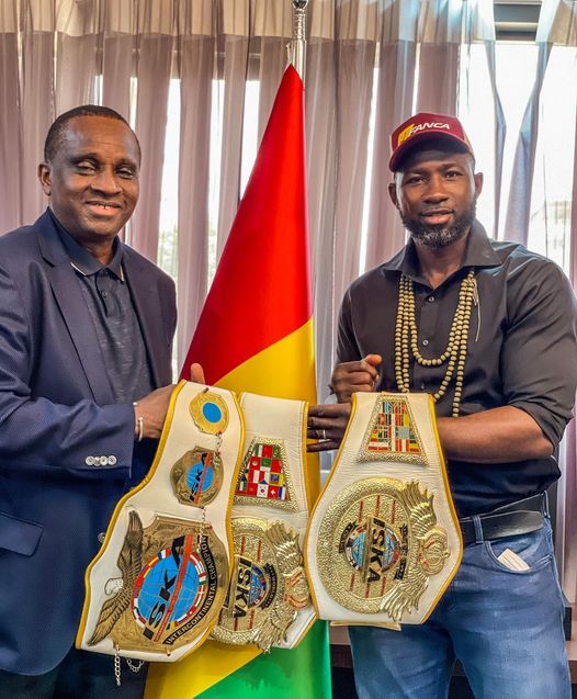 Un champion du monde de boxe présente ses trophées au patron de SAM GBM, Antonio Souaré