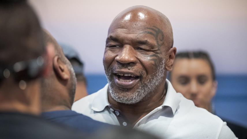 L’ancien boxeur Mike Tyson tabasse un passager qui l’avait provoqué dans un avion ( Vidéo )