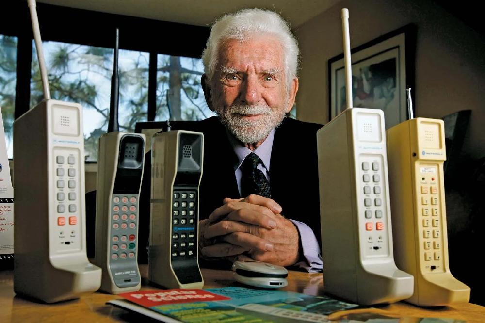 « Levez les yeux de votre téléphone portable » : 50 ans après son invention, le cri d’alarme de son créateur