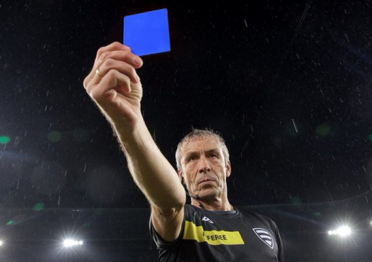 Un énorme changement sur le point de voir le jour en football: le carton bleu devrait faire son apparition