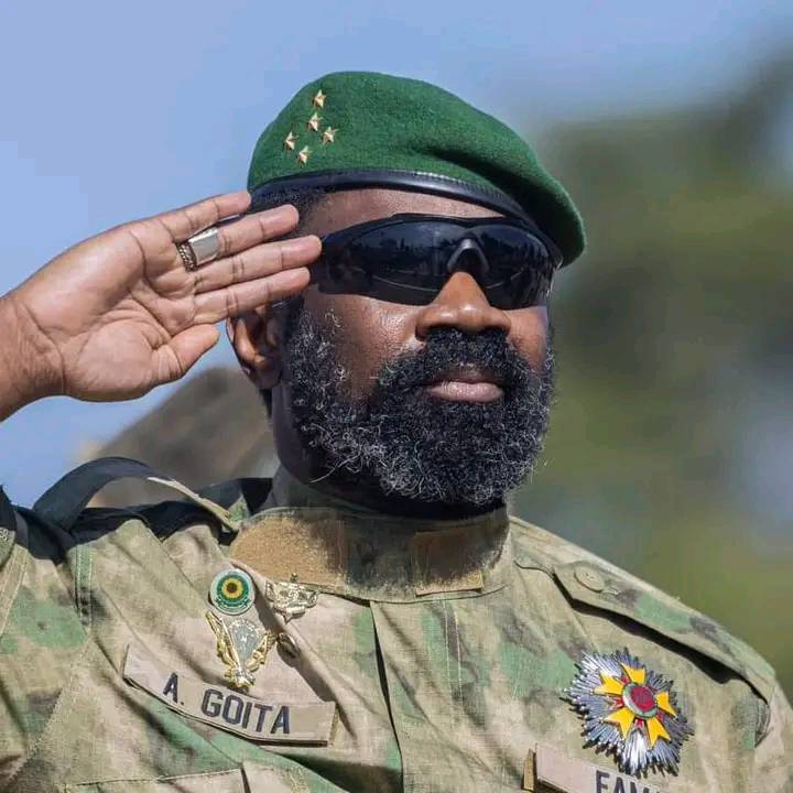 Mali: le général Assimi Goïta reconduit sans élection à la tête du pays