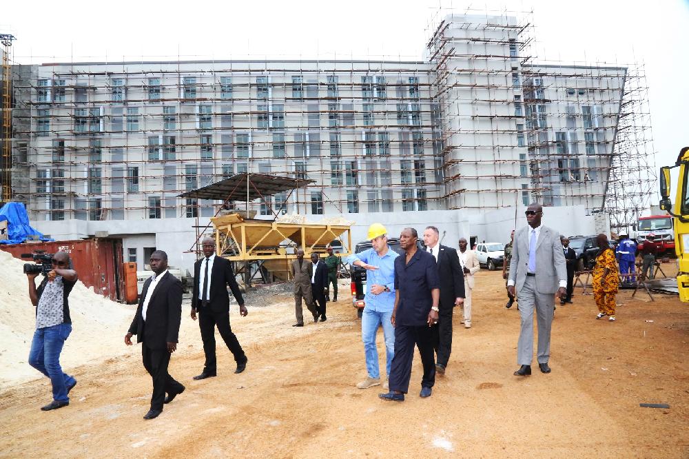 Kaloum: le président Alpha Condé sur le chantier de l’hôtel Noom