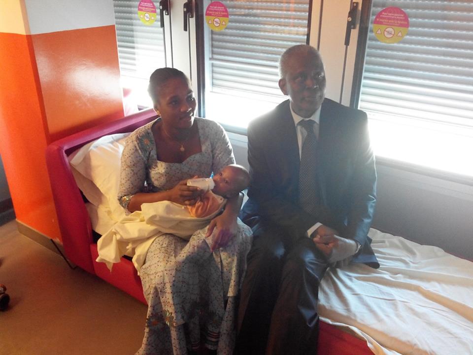 Paris: l'ambassadeur Amara camara rend visite aux bébés siamois