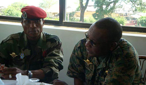 Quand Dadis souhaite prompt rétablissement au général Konaté