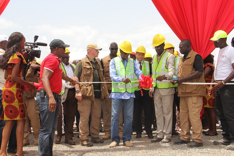 Le président Alpha Condé inaugure le chargement des premières tonnes de bauxite via le port fluvial