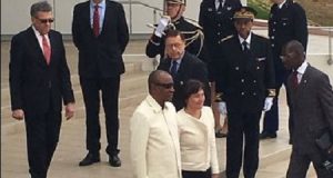 Alpha Condé accueilli à Paris par la ministre française Annik Girardin
