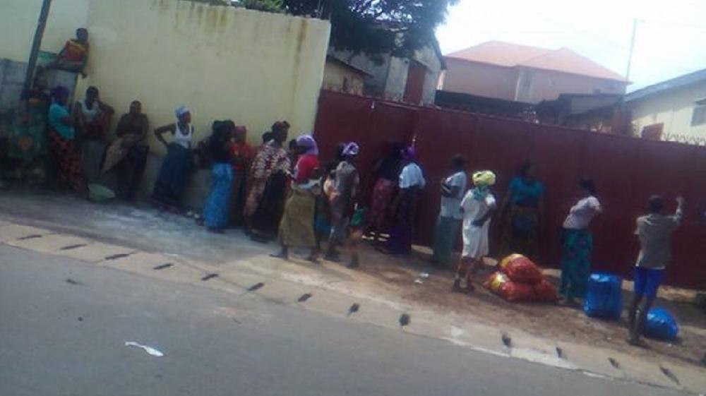 Un commerçant libanais revend des sacs d’oignons périmés à des femmes de Conakry