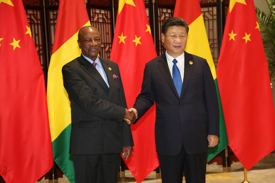 Économie: la Guinée signe un contrat de financement de 20 milliards de dollars avec la Chine