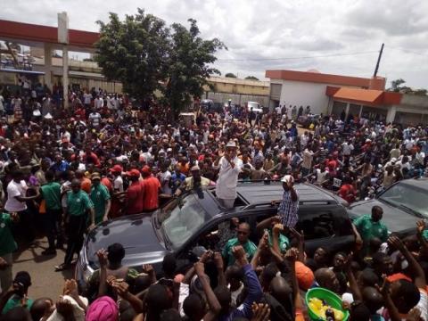 Guinée: des dizaines de milliers de manifestants réclament des élections locales