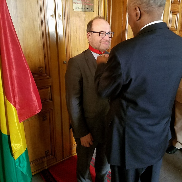 Le président Condé fait décorer le patron de l'Agence Française de Développement