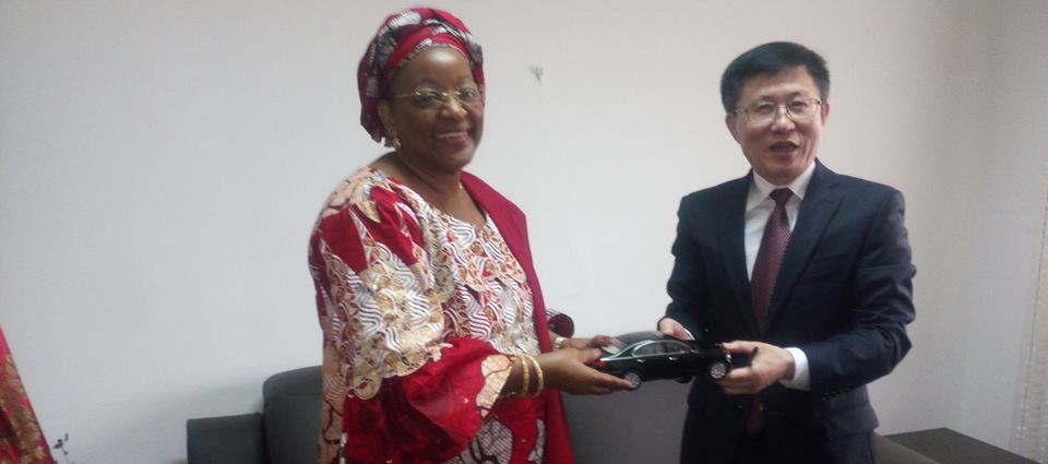 La Chine offre à la Guinée 70 Limousines et 5 autobus ( officiel )