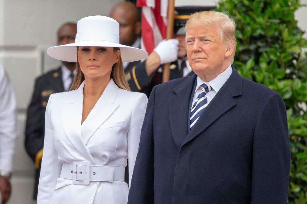 Trump se fait humilier par Melania devant les Macron !