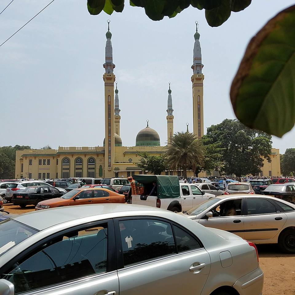 Alpha Condé à la prière mortuaire de Elhadj Doura
