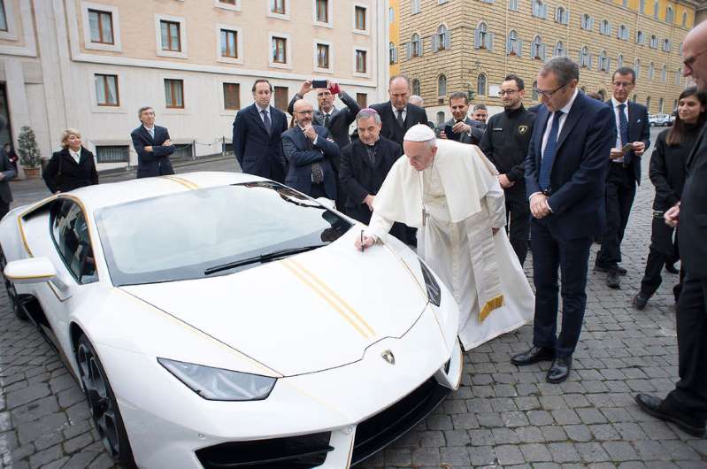 La Lamborghini du pape François vendue pour 715 000 euros