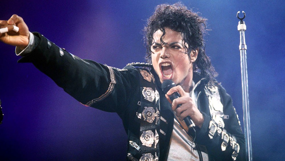 Pourquoi Michael Jackson avait-il gardé sa voix aiguë ? L'horrible révélation de son médecin