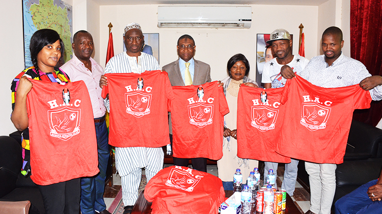 Le Horoya AC offre des tee shirts à la communauté guinéenne d'Egypte