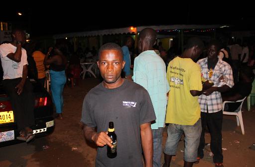 Ebola: le Libéria noie le couvre- feu dans la boisson et la musique