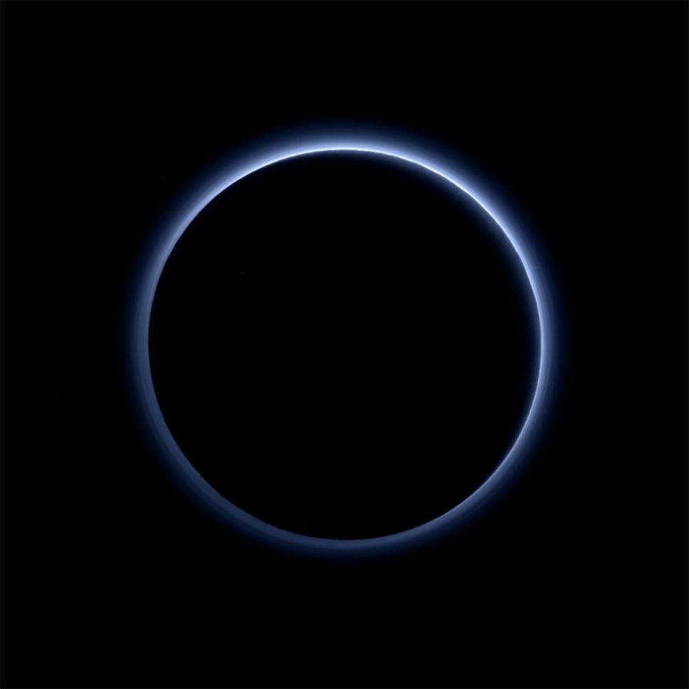 Ciel bleu et eau gelée sur Pluton