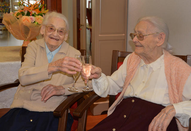 Des soeurs jumelles fêtent leurs 104 ans